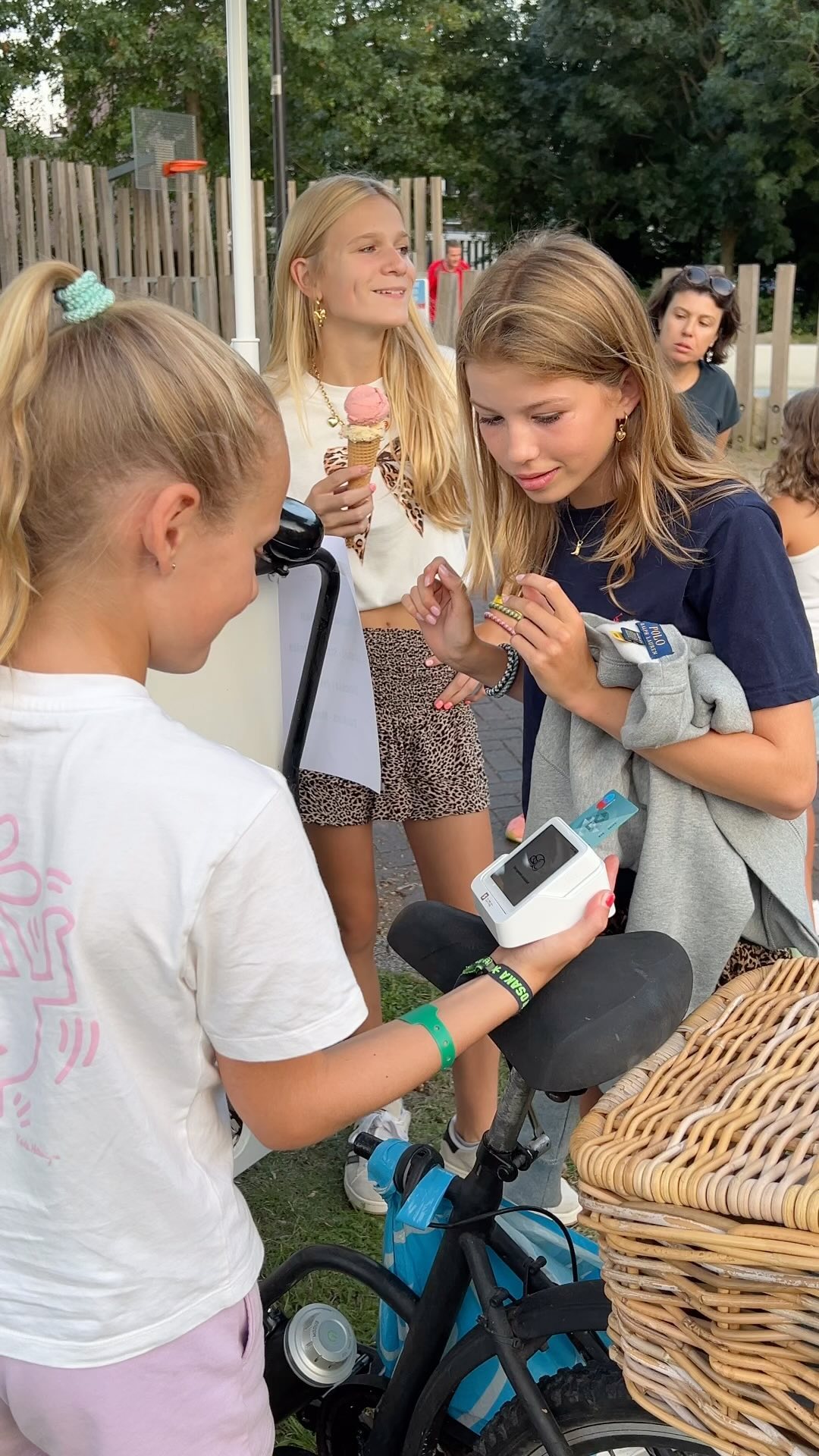 De Toverkar was in Helpermaar (Groningen). Vele blije gezichten kwamen voor een ijsje. Gezelligheid,